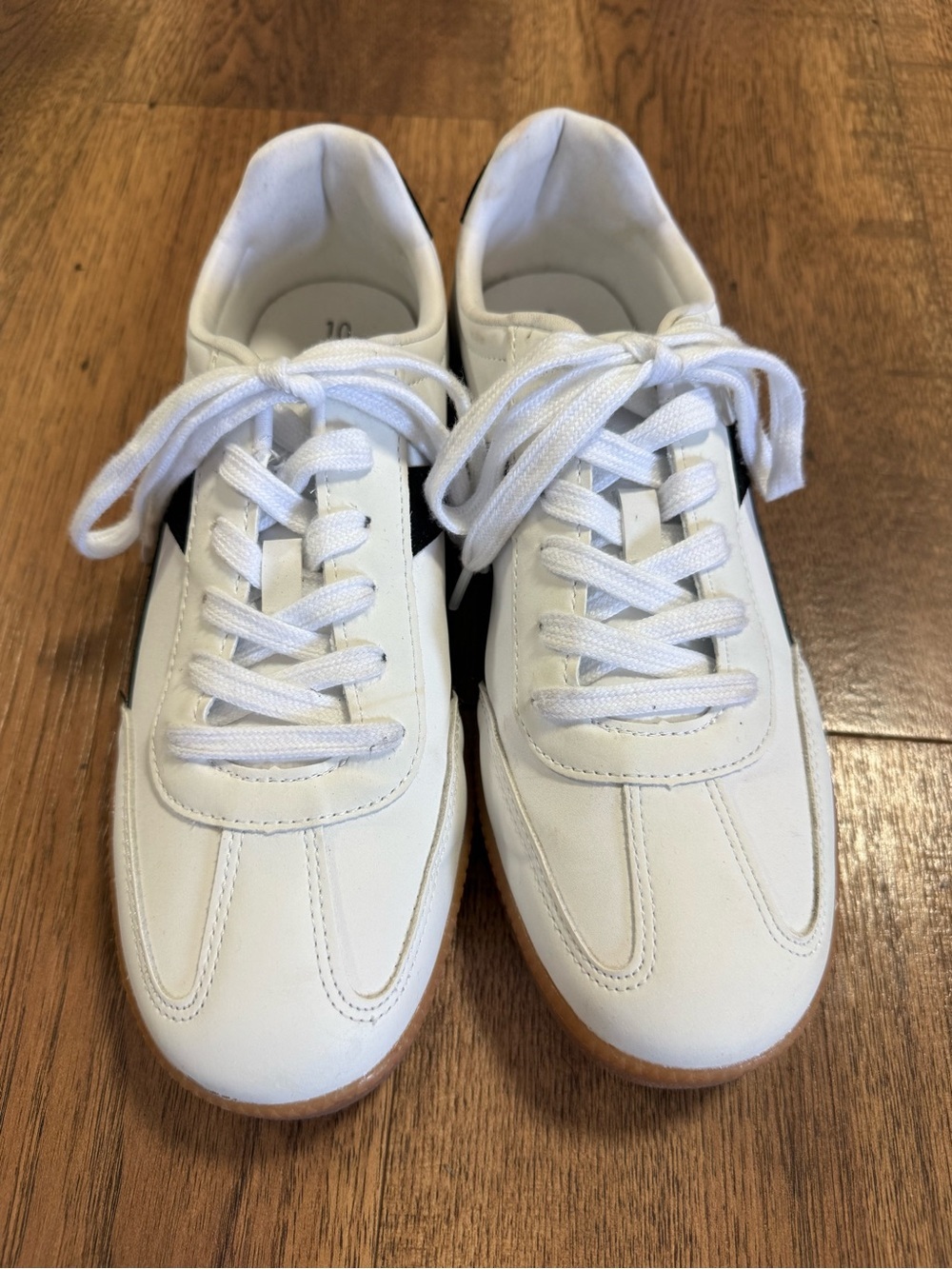 NO BOUNDARIES women’s Low Top Colorblock Sneakers White/Black Lace-Up Synthetic
